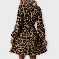 Vestido de leopardo elegante com decote em V e cinto ajustável