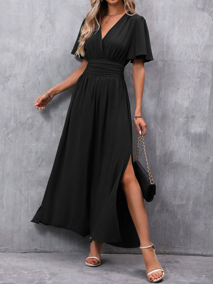 Eterna | Vestido Maxi Elegante Preto com Decote V, Mangas Fluidas e Fenda