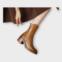 Botins com Linha Elegante e Detalhe de Fecho