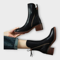 Botins com Linha Elegante e Detalhe de Fecho