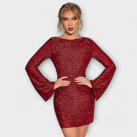 Vestido de lantejoulas com costas abertas e mangas compridas