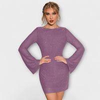 Vestido de lantejoulas com costas abertas e mangas compridas