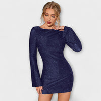 Vestido de lantejoulas com costas abertas e mangas compridas