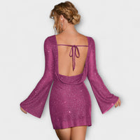 Vestido de lantejoulas com costas abertas e mangas compridas